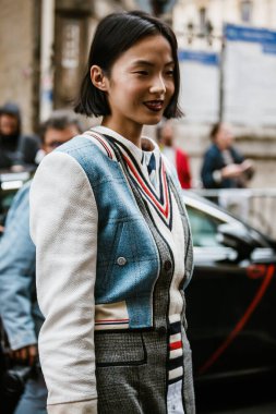 PARIS, FRANCE - 29 EYLÜL 2019: Xiao Wen Ju Thom Browne defilesinden önce Paris Moda Haftası / Yaz 2020.  