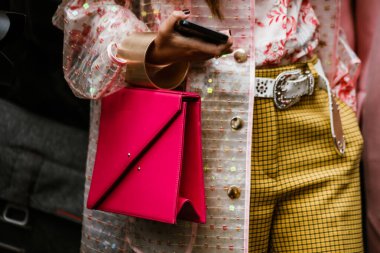 PARIS, FRANCE - 29 EYLÜL 2019: Paris Moda Haftası 'nda Thom Browne defilesinden önceki moda detayları / Yaz 2020.  