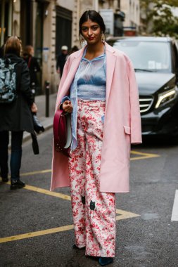 PARIS, FRANCE - 29 EYLÜL 2019: Paris Moda Haftası 'ndaki Thom Browne defilesinden önce bir misafir.  