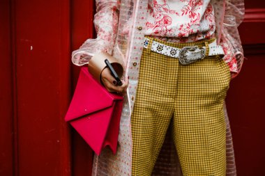 PARIS, FRANCE - 29 EYLÜL 2019: Paris Moda Haftası 'nda Thom Browne defilesinden önceki moda detayları / Yaz 2020.  