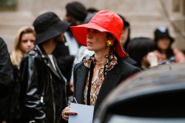 PARIS, FRANCE - 29 EYLÜL 2019: Paris Moda Haftası 'ndaki Thom Browne defilesinden önce bir misafir.  