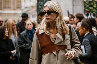 PARIS, FRANCE - 29 EYLÜL 2019: Camille Charriere Thom Browne defilesinden önce Paris Moda Haftası / Yaz 2020.  