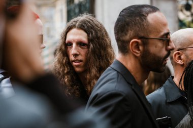 PARIS, FRANCE - 29 EYLÜL 2019: Paris Moda Haftası 'ndaki Thom Browne defilesinden önce bir misafir.  