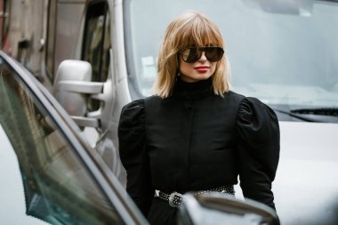 PARIS, FRANCE - 29 Eylül 2019: Thom Browne defilesinden önce Paris Moda Haftası / Yaz 2020 'de Xenia Adonts.  