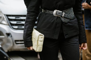 PARIS, FRANCE - 29 EYLÜL 2019: Paris Moda Haftası 'nda Thom Browne defilesinden önceki moda detayları / Yaz 2020.  