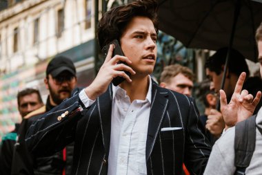PARIS, FRANCE - 29 EYLÜL 2019: Cole Sprouse Thom Browne defilesinden önce Paris Moda Haftası / Yaz 2020.  