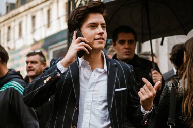 PARIS, FRANCE - 29 EYLÜL 2019: Cole Sprouse Thom Browne defilesinden önce Paris Moda Haftası / Yaz 2020.  