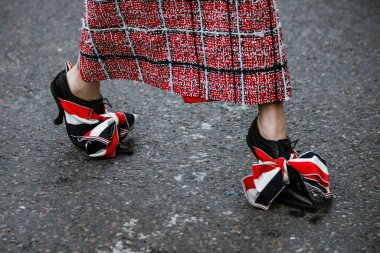 PARIS, FRANCE - 29 EYLÜL 2019: Paris Moda Haftası 'nda Thom Browne defilesinden önceki moda detayları / Yaz 2020.  