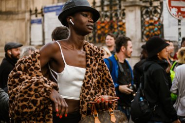 PARIS, FRANCE - 29 Eylül 2019: Paris Moda Haftası 'ndaki Thom Browne defilesinden önce model.  