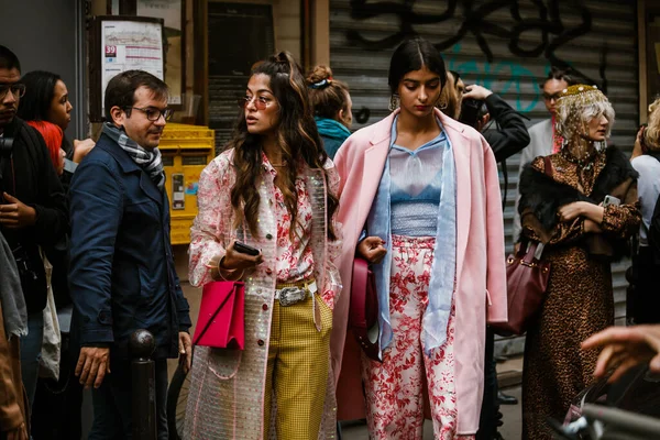 PARIS, FRANCE - 29 EYLÜL 2019: Paris Moda Haftası 'nda Thom Browne defilesinden önce misafirler / Yaz 2020.  