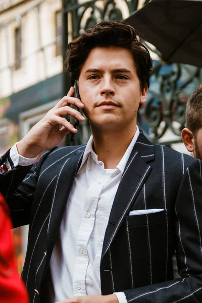 PARIS, FRANCE - 29 EYLÜL 2019: Cole Sprouse Thom Browne defilesinden önce Paris Moda Haftası / Yaz 2020.  