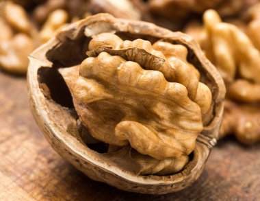 Tahta bir masada cevizin yarısı..