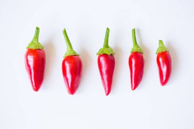 Kırmızı biber çizgisi beyaz arkaplanda izole edilmiş..