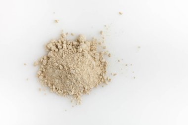 Bir yığın zencefil tozu. Beyazda izole edilmiş. Uzayı kopyala Üst görünüm.