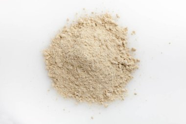 Bir yığın zencefil tozu. Beyazda izole edilmiş. Üst görünüm.