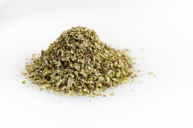 Kurutulmuş kekik yığını. Beyaz arkaplanda izole.