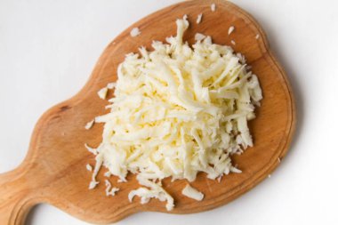 Tahtada rendelenmiş peynir yığını