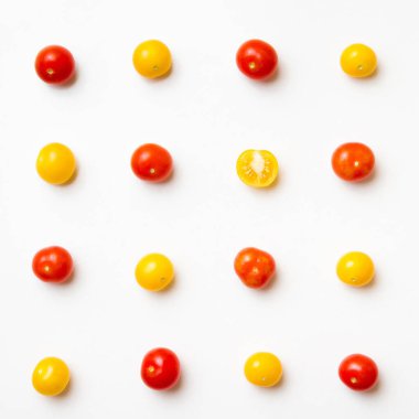 Beyaz arka planda kırmızı ve sarı domates desenleri. Düz yatıyordu. Üst görünüm.