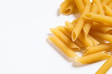Beyaz arka planda izole edilmiş makarna yığını. Boşluğu kopyala.