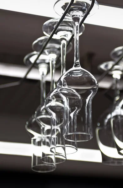 Grappa bardakları bir bar rafında asılı..