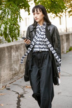 Haider Ackermann 'ın Paris Moda Haftası Kadın Giyim Yazı 2020' de gösterisinin dışında bir konuk görülüyor.