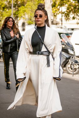 Haider Ackermann 'ın Paris Moda Haftası Kadın Giyim Yazı 2020' de gösterisinin dışında bir konuk görülüyor.