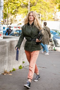 Haider Ackermann 'ın Paris Moda Haftası Kadın Giyim Yazı 2020' de gösterisinin dışında bir konuk görülüyor.