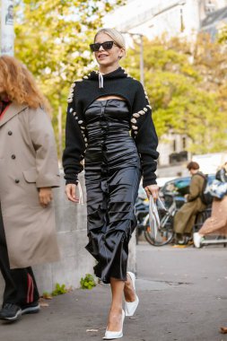 Caroline Caro Daur, Haider Ackermann 'ın şovunun dışında Paris Moda Haftası Kadın Giyim Yortusu 2020 Yazı boyunca görüldü.