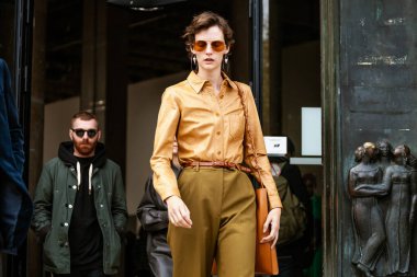 Model Sara Blomqvist, Haider Ackermann 'ın şovunun dışında Paris Moda Haftası Kadın Giyim Yazı 2020' de görülüyor.