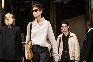 Paris Moda Haftası Kadın Giyim Yortusu 2020 Yazı boyunca Haider Ackermann 'ın sergisinin önünde mankenler görülüyor.