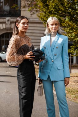 Victoria Magrath (R), Paris Moda Haftası Kadınlar Giyim Yazı 2020 'de Elie Saab' ın dışında görüldü.