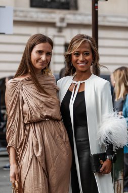 Paris Moda Haftası Kadın Giyim Yortusu 2020 Yazı boyunca Elie Saab 'ın önünde konuklar görülüyor.