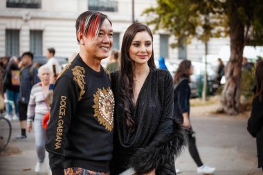 Stephen Hung ve Deborah Valdez Hung Paris Moda Haftası Kadın Giyim Yazı 2020 'de Elie Saab' ın önünde görüldü.