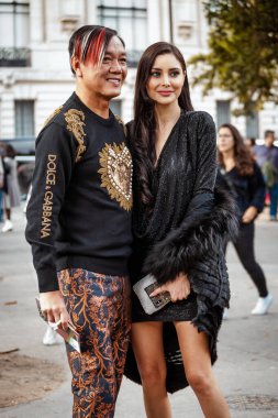 Stephen Hung ve Deborah Valdez Hung Paris Moda Haftası Kadın Giyim Yazı 2020 'de Elie Saab' ın önünde görüldü.