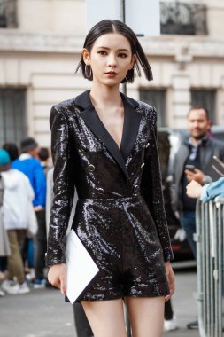 Zhang Zao, Paris Moda Haftası Kadın Giyim Yazı 2020 'de Elie Saab' ın dışında görüldü.