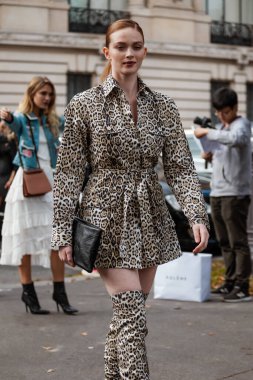 Aktris Larsen Thompson, Paris Moda Haftası Kadın Giyim Yazı 2020 'de Elie Saab' ın dışında görüldü.