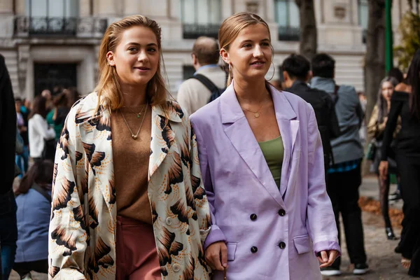 Paris Moda Haftası Kadın Giyim Yortusu 2020 Yazı boyunca Elie Saab 'ın önünde konuklar görülüyor.