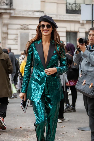 Gabrielle Caunesil, Paris Moda Haftası Kadın Giyim Yazı 2020 'de Elie Saab' ın dışında görüldü.