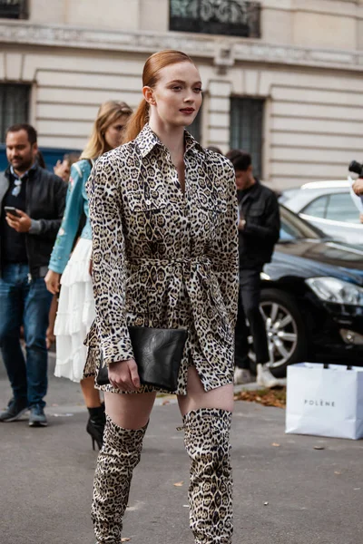 Aktris Larsen Thompson, Paris Moda Haftası Kadın Giyim Yazı 2020 'de Elie Saab' ın dışında görüldü.