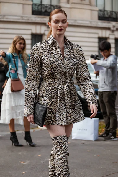 Aktris Larsen Thompson, Paris Moda Haftası Kadın Giyim Yazı 2020 'de Elie Saab' ın dışında görüldü.