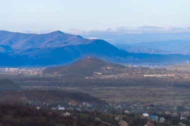 Khust Vadisi 'nin panoramik manzarası, Khust Kalesi, Karpat Dağları, Ukrayna