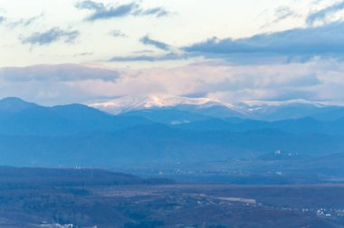 Khust Vadisi 'nin panoramik manzarası. Manchul zirvesi karla kaplı. Karpatya dağları, Ukrayna. Yatay açık hava çekimi