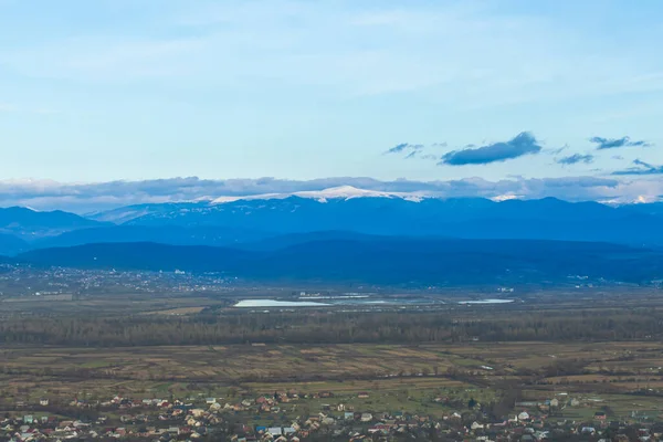 カルパティア山脈 ウクライナで覆われたピークマンチュルとクスト渓谷のパノラマビュー 水平屋外ショット — ストック写真