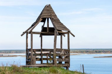 Dinyeper nehri kıyısındaki terk edilmiş bahçe evi.
