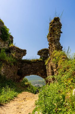 KHust, UKRAINE - 24 Haziran 2021: 24 Haziran 2021 Ukrayna 'nın başkenti Khust' ta tuzlu yolu korumak için inşa edilen Khust Kalesi kalıntıları.