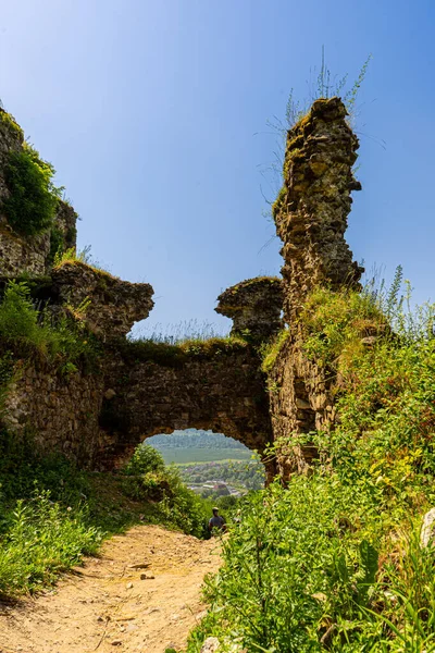 KHust, UKRAINE - 24 Haziran 2021: 24 Haziran 2021 Ukrayna 'nın başkenti Khust' ta tuzlu yolu korumak için inşa edilen Khust Kalesi kalıntıları.