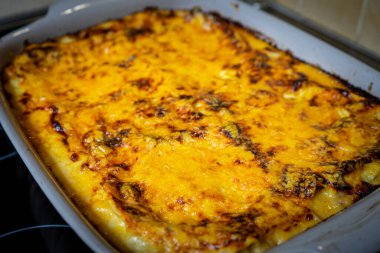 Taze pişmiş lezzetli lazanya.