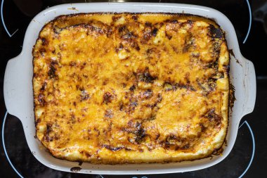 Taze pişmiş lezzetli lazanya.