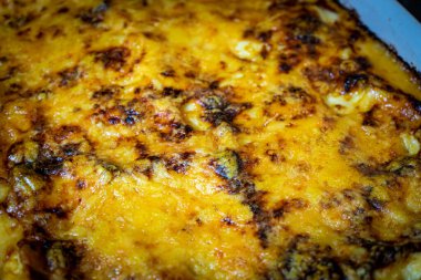 Taze pişmiş lezzetli lazanya.