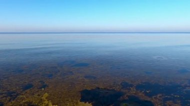 Sonbahar günü deniz yüzeyi